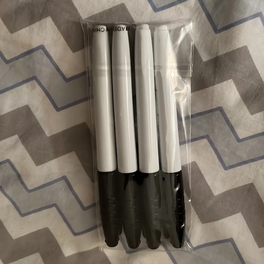 This is a markers in black color, very nice looking.